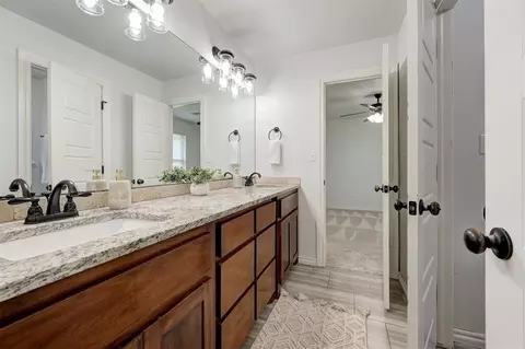 Bath - 2133 E Sooner Rd, Tuttle, OK 73089 photo 2 of 4