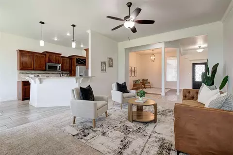 Living - 2133 E Sooner Rd, Tuttle, OK 73089 photo 2 of 2