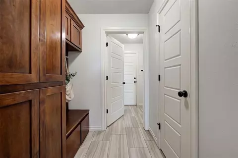Entry Way - 2133 E Sooner Rd, Tuttle, OK 73089 photo 7 of 8