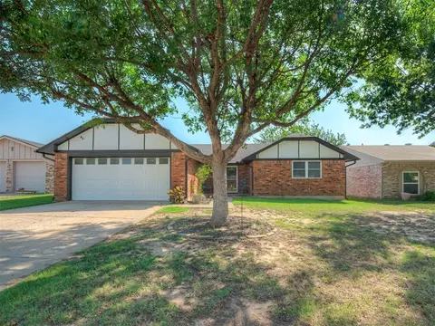 907 Ranchoak Ct, Yukon, OK 73099