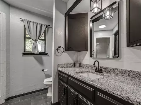 Bath - 1 Horseshoe Ln, Mcloud, OK 74851 photo 3 of 4