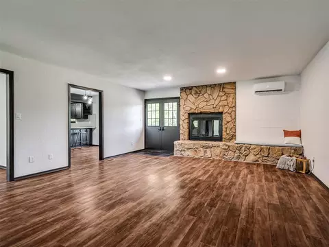 Living - 1 Horseshoe Ln, Mcloud, OK 74851 photo 3 of 7