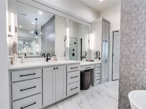Bath - 4400 Rustic Trl, Moore, OK 73160 photo 2 of 6