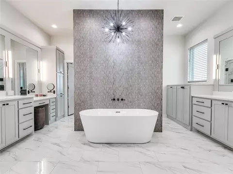 Bath - 4400 Rustic Trl, Moore, OK 73160 photo 1 of 6
