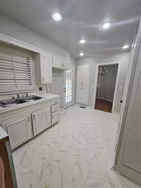 Kitchen - 106 Cameron Dr, Altus, OK 73521 photo 1 of 2