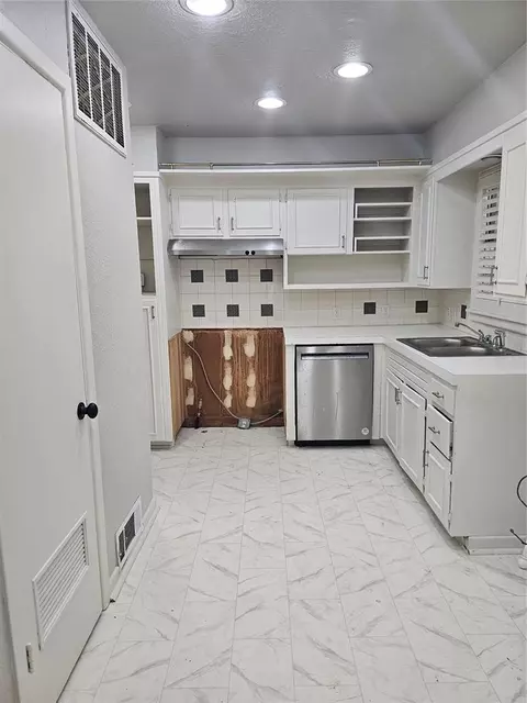 Kitchen - 106 Cameron Dr, Altus, OK 73521 photo 2 of 2