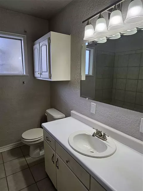 Bath - 106 Cameron Dr, Altus, OK 73521 photo 1 of 4