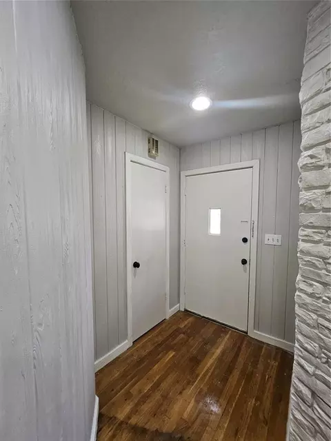Entry Way - 106 Cameron Dr, Altus, OK 73521 photo 1 of 4