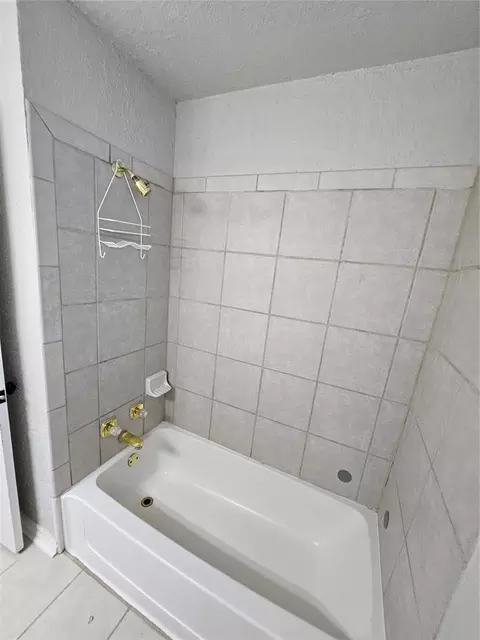 Bath - 106 Cameron Dr, Altus, OK 73521 photo 2 of 4