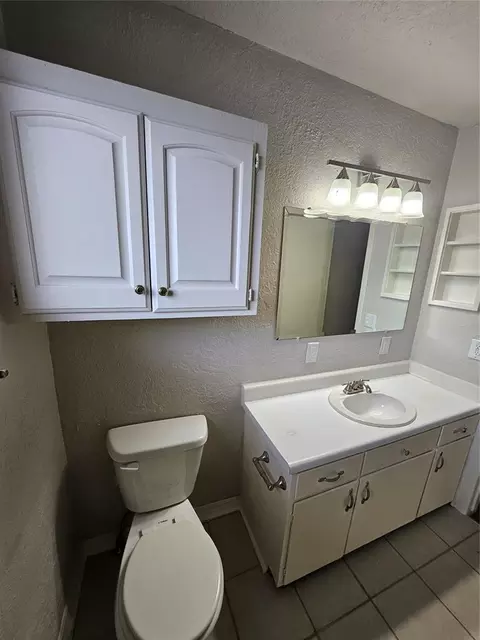 Bath - 106 Cameron Dr, Altus, OK 73521 photo 3 of 4
