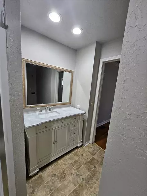 Bath - 106 Cameron Dr, Altus, OK 73521 photo 4 of 4