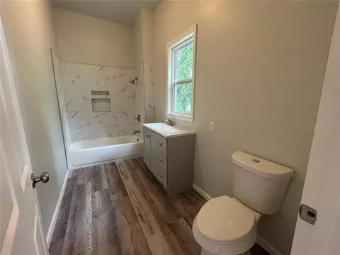 Bath - 605 E Harrison Ave, Guthrie, OK 73044 photo 1 of 2