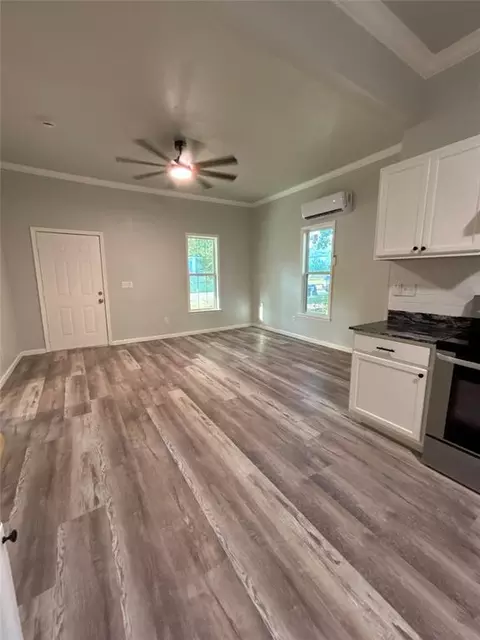 Living - 605 E Harrison Ave, Guthrie, OK 73044 photo 2 of 5