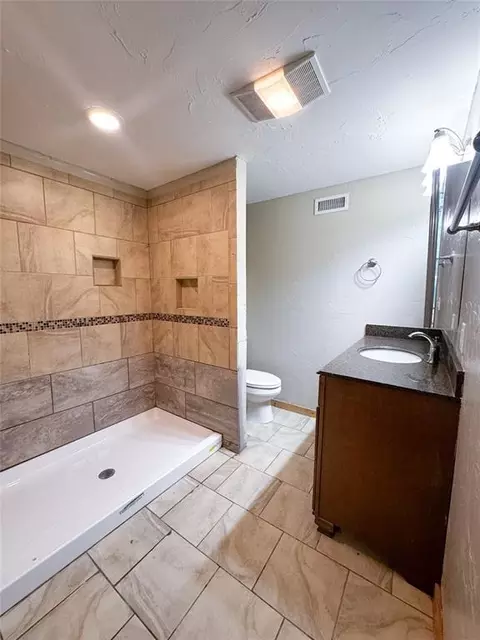 Bath - 504 N Walnut St, Seiling, OK 73663 photo 2 of 3