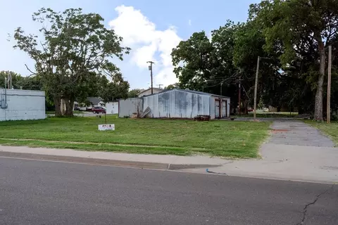 715 W 3rd St, Elk City, OK 73644
