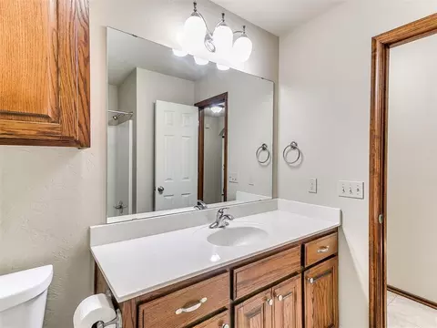 Bath - 2403 E Headwind Dr, Purcell, OK 73080 photo 6 of 7