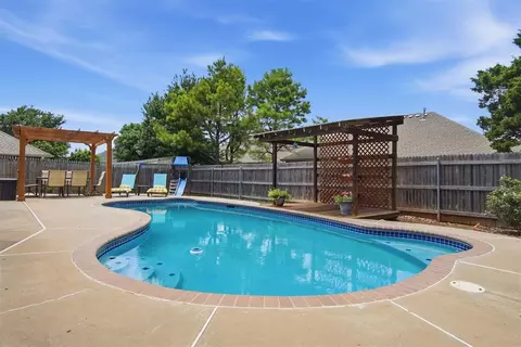 2101 Cedar Pointe Cir, Edmond, OK 73003
