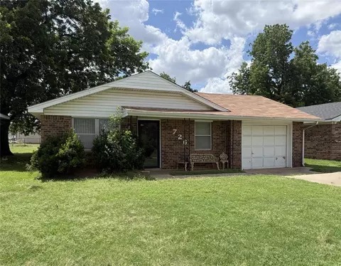726 S 2nd St, Chickasha, OK 73018