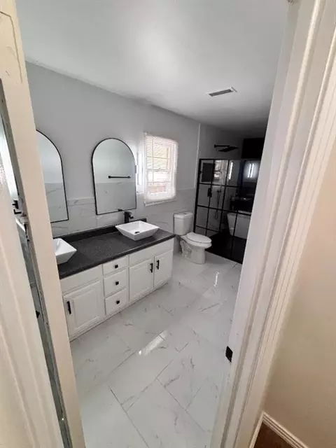 Bath - 516 Navajoe Rd, Altus, OK 73521 photo 1 of 2