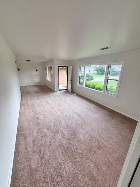 Living - 516 Navajoe Rd, Altus, OK 73521 photo 1 of 3