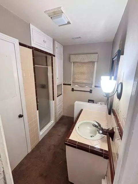 Bath - 516 Navajoe Rd, Altus, OK 73521 photo 2 of 2