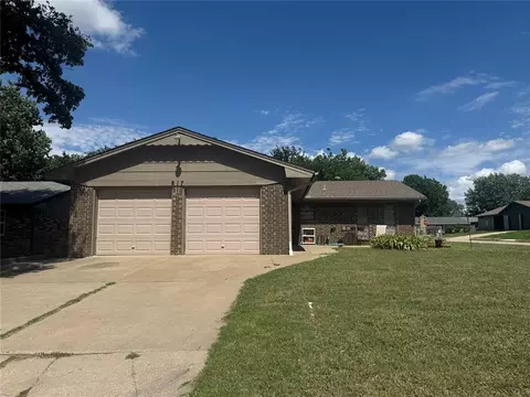 817 Glenwood Dr, Yukon, OK 73099