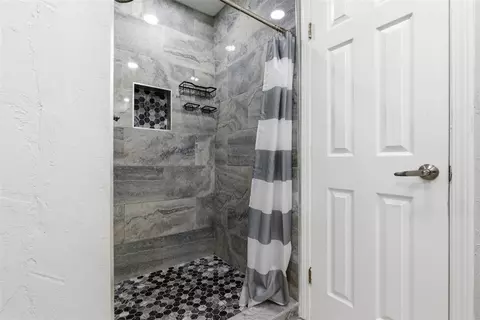 Bath - 1637 Pecan Ave, Norman, OK 73072 photo 3 of 5