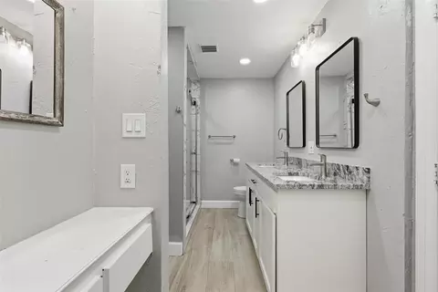Bath - 1637 Pecan Ave, Norman, OK 73072 photo 5 of 5
