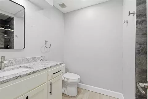 Bath - 1637 Pecan Ave, Norman, OK 73072 photo 2 of 5