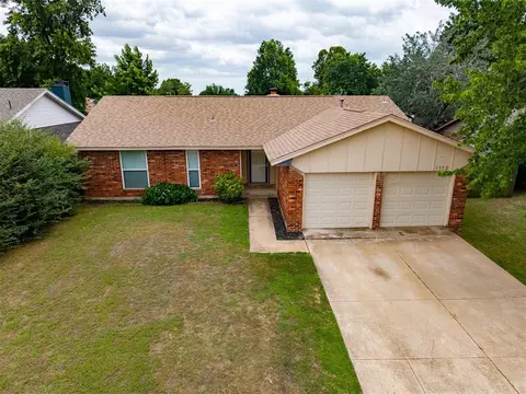 1112 SE 8th St, Moore, OK 73160