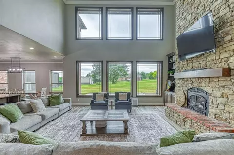 Living - 3802 Turtle Creek Cir, Tuttle, OK 73089 photo 4 of 4