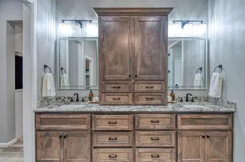 Bath - 3802 Turtle Creek Cir, Tuttle, OK 73089 photo 2 of 7