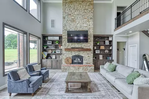 Living - 3802 Turtle Creek Cir, Tuttle, OK 73089 photo 3 of 4