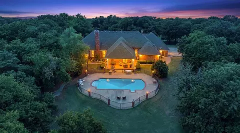 2 S Arcadian Oaks Dr, Edmond, OK 73034