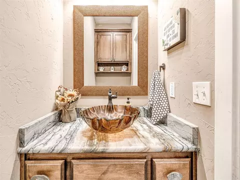 Bath - 406 Rochester Ct, Tuttle, OK 73089 photo 5 of 8