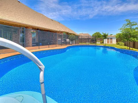 Exterior - 406 Rochester Ct, Tuttle, OK 73089 photo 6 of 8