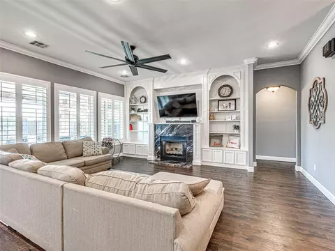 Living - 406 Rochester Ct, Tuttle, OK 73089 photo 2 of 4