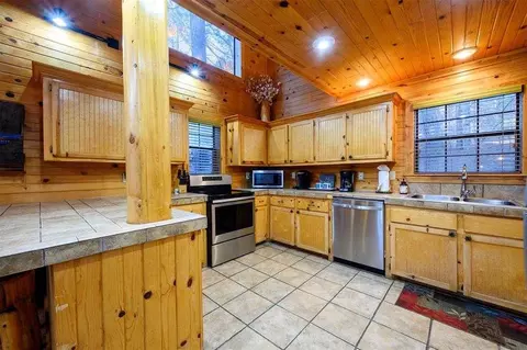 Kitchen - 94 Treble Hook, Broken Bow, OK 74728 photo 2 of 3