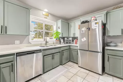 Kitchen - 208 S Mockingbird Dr, Altus, OK 73521 photo 2 of 3