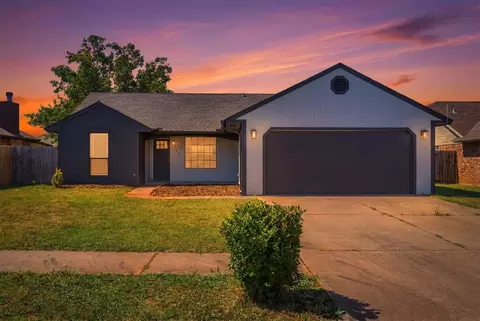 2112 NE 8th St, Moore, OK 73160