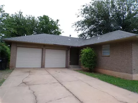 1049 NW 22nd St, Moore, OK 73160