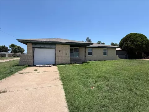 2112 N Canary Ln, Altus, OK 73521