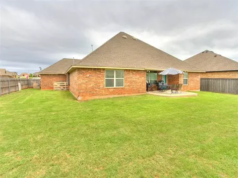 Exterior - 1105 Julies Trl, Moore, OK 73160 photo 3 of 4