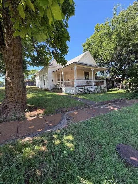 523 E 10th St, Chandler, OK 74834 photo 2