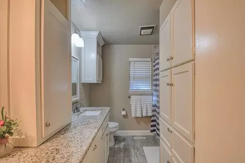 Bath - 3302 Pheasant Run Rd, Norman, OK 73072 photo 4 of 5