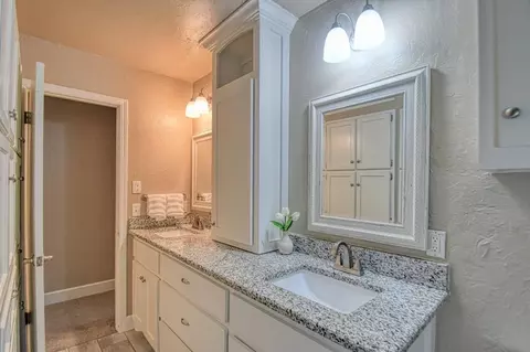 Bath - 3302 Pheasant Run Rd, Norman, OK 73072 photo 3 of 5