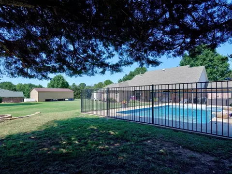 Exterior - 610 W Ridge Dr, Tuttle, OK 73089 photo 8 of 14