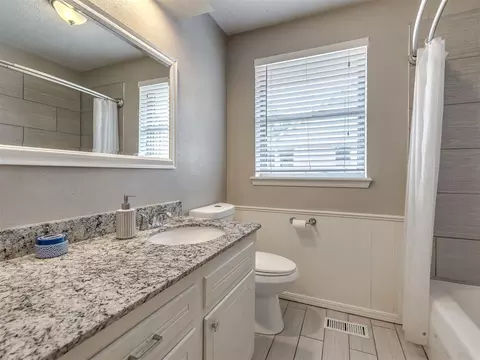 Bath - 637 E 27th St, Edmond, OK 73013 photo 4 of 6