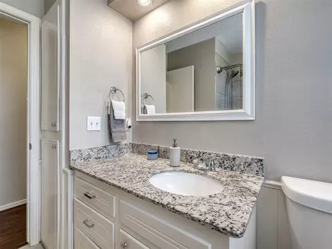 Bath - 637 E 27th St, Edmond, OK 73013 photo 5 of 6