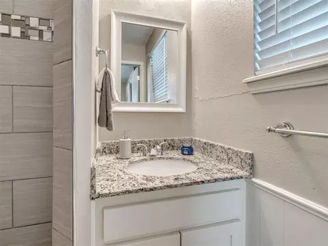 Bath - 637 E 27th St, Edmond, OK 73013 photo 2 of 6